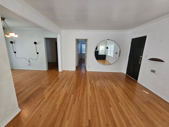 Building Photo - New Listing: Spacious 3-Bedroom, 2-Bathroo...