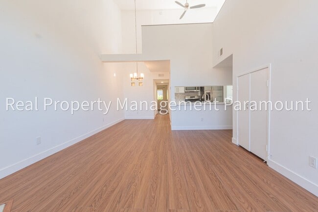 Foto del edificio - Spectacular 2 Bedroom, 2 Bath Condo with L...