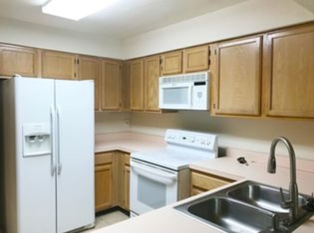 Building Photo - 6082 Forest Villas Cir
