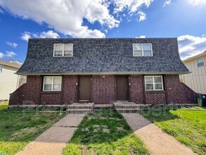Building Photo - 219 N Oak Dr