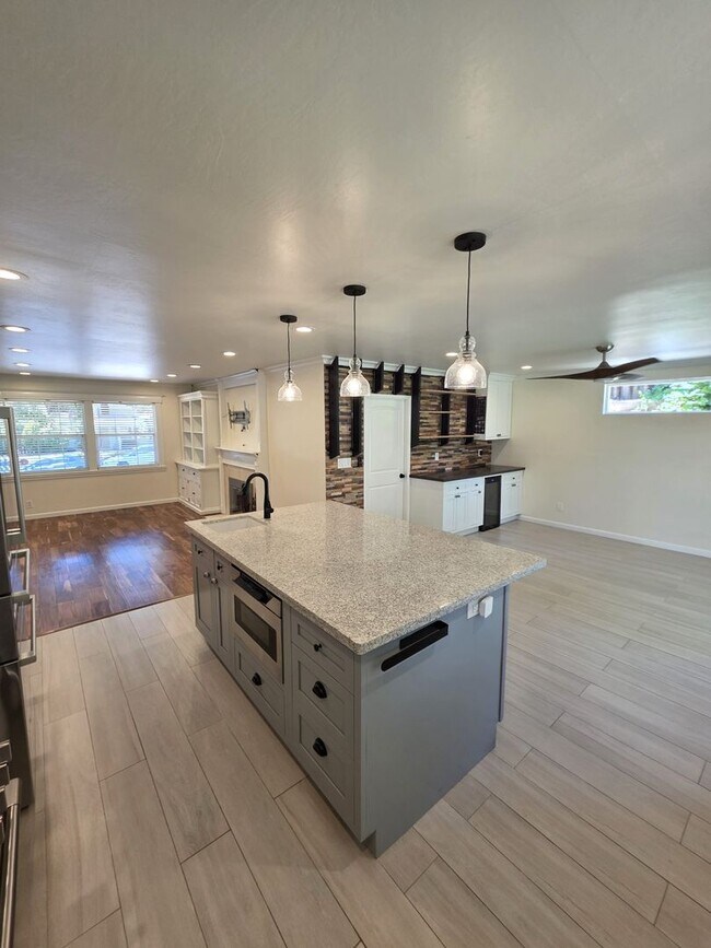 Foto del edificio - Endearing 4/2 Top of the Line Remodel in Concord's Canterbury Neighborhood