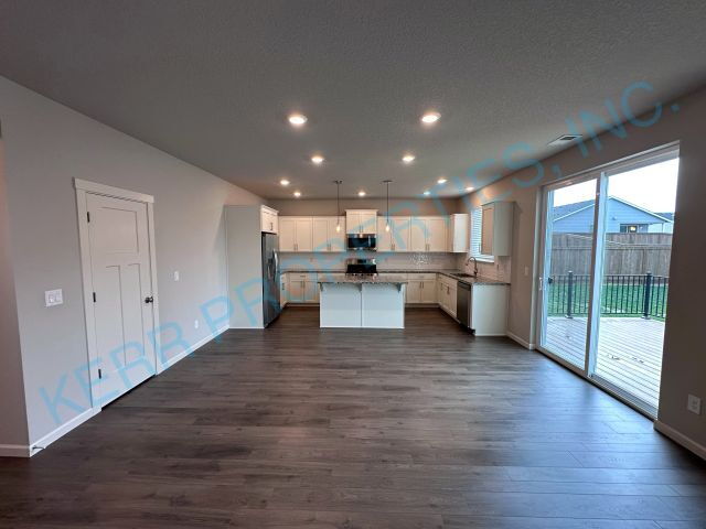 Foto del edificio - Spacious 4-Bed Sanctuary in Sandy with Gra...