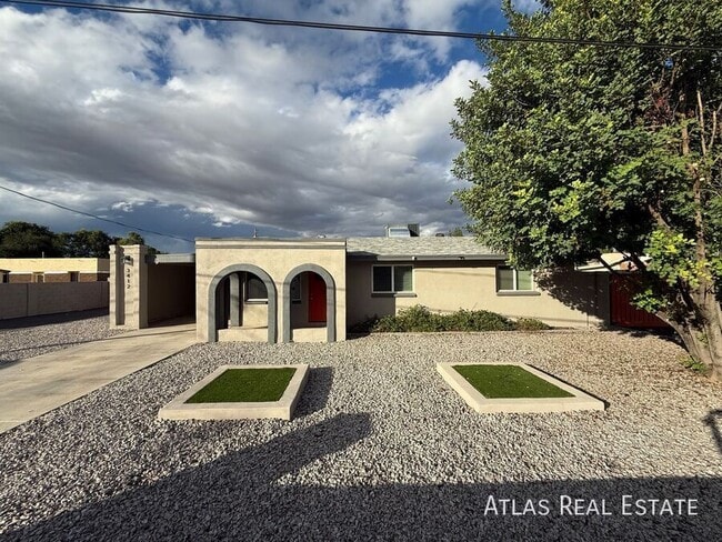 Foto del edificio - 3412 W Orangewood Ave