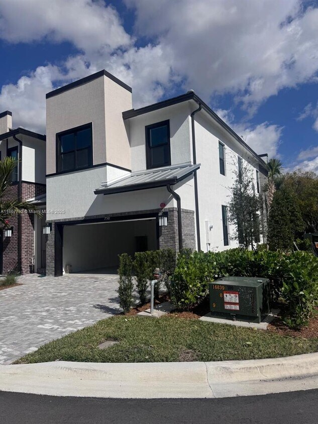 Foto principal - 750 NW 82nd Ter