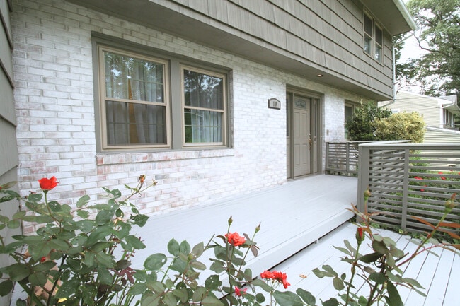 Building Photo - 10 Lundy Ln