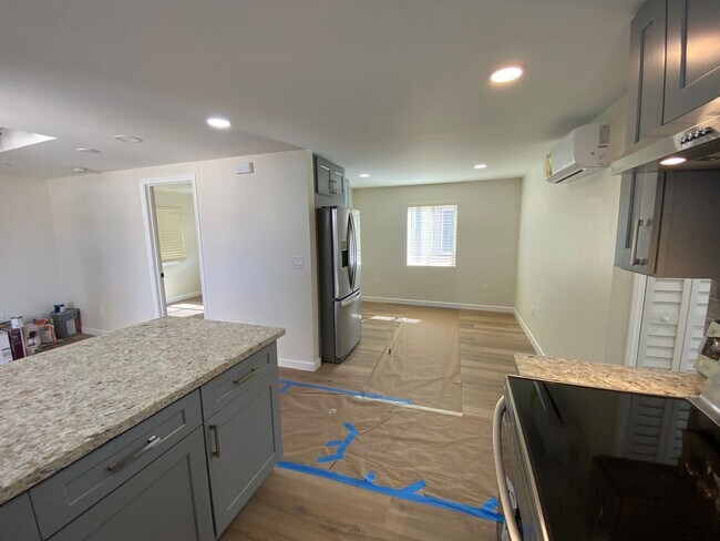 Foto del edificio - COMING SOON - NEWLY RENOVATED 3BD+1BA HOME