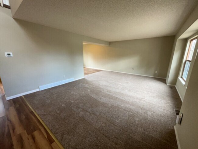 Photo - Northwest Tri-Level 5 Bedroom Home For Rent!