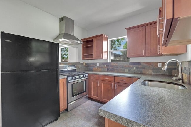 Foto del edificio - 1502 E 13th St