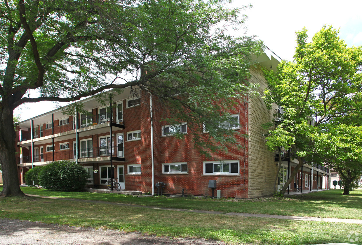 Building Exterior - Villa Park Apartments