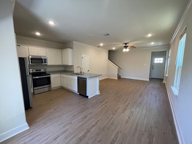 Building Photo - 10214 Lynwood Vlg