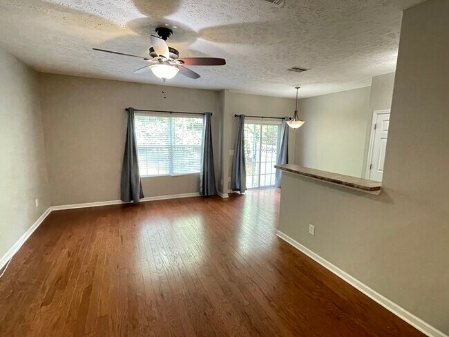 Foto del edificio - Oak Hill townhome with 3 bedrooms, 1 car g...