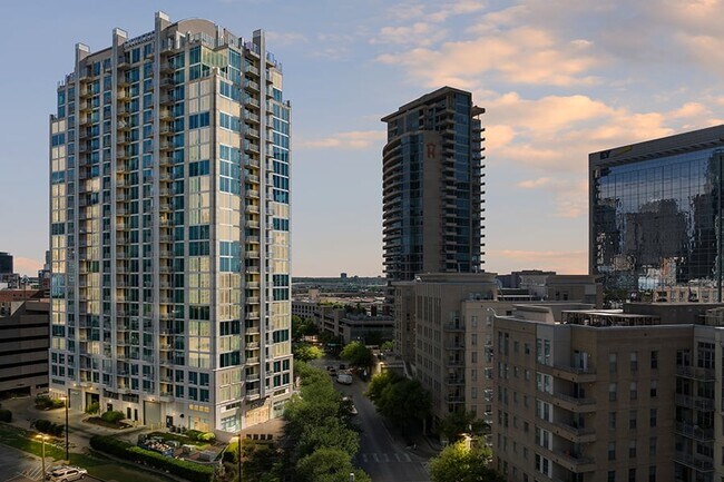 Ubicado en el vecindario Victory Park de Dallas - SkyHouse Dallas Apartments