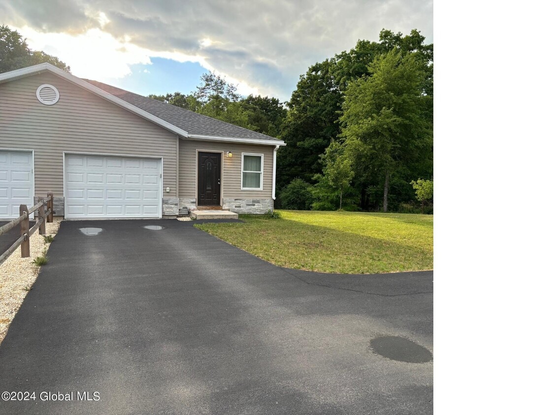 1136 Ballston Lake Rd, Ballston Lake, NY 12019 Townhome Rentals in