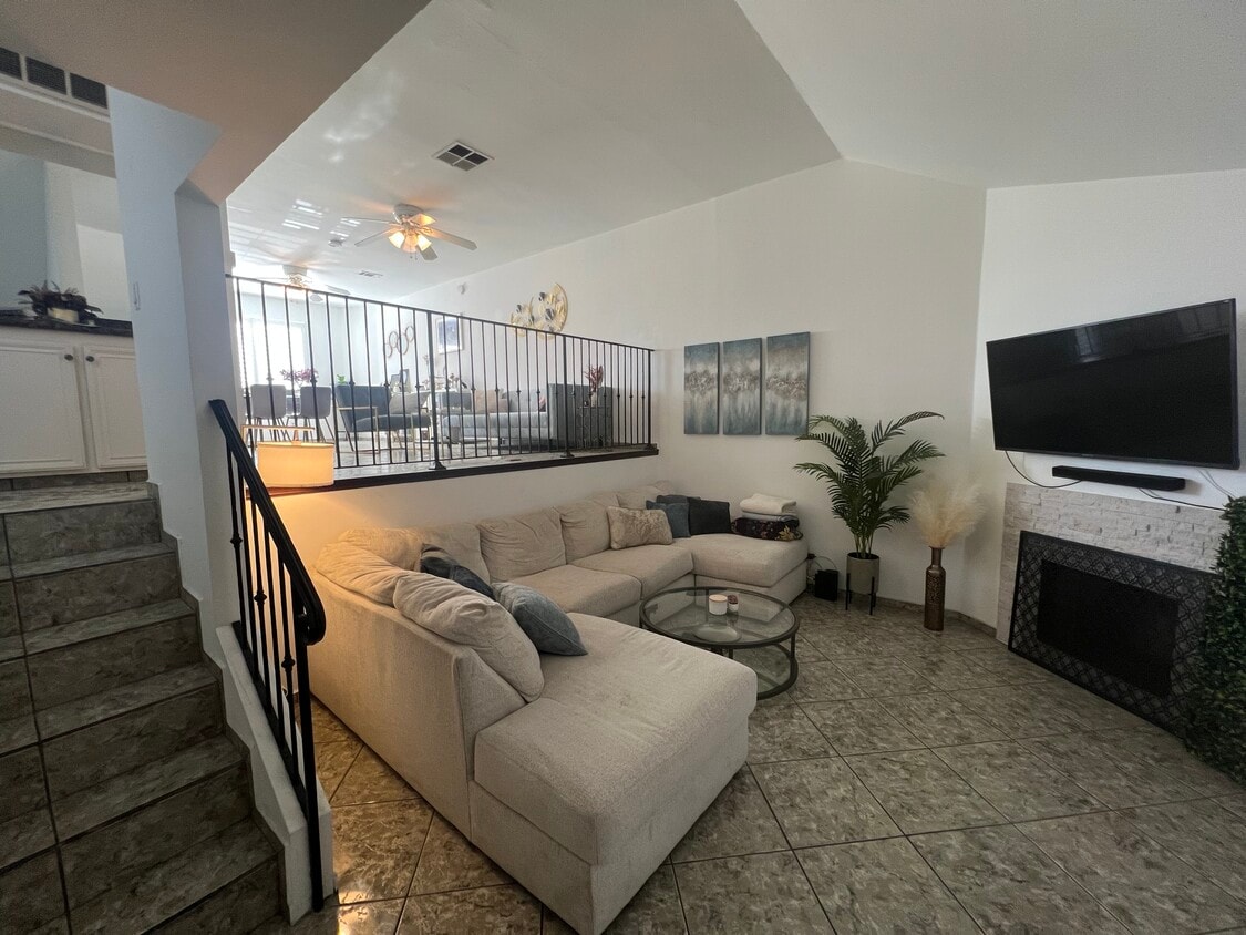 Foto principal - 9601 Sylmar Ave