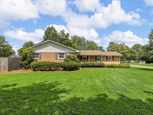 Building Photo - Spacious 2 bedroom 1.5 bathroom home in th...