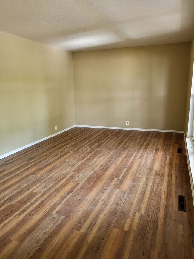 Building Photo - 4 Bedroom 1.5 bath House!  Great location!