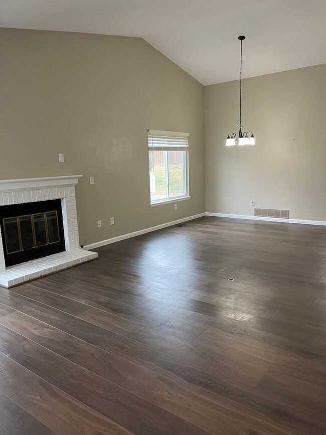 Building Photo - Beautifully Updated single-level duplex in...