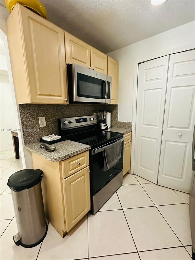 Foto del edificio - 6400 NW 114th Ave