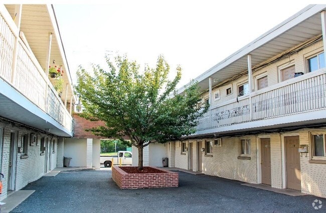 Building Photo - 1215-1217 Springwood Ave
