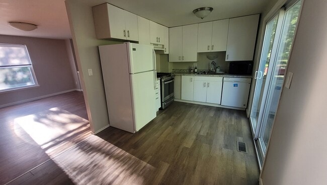 Photo - 2184 Hemlock Dr House