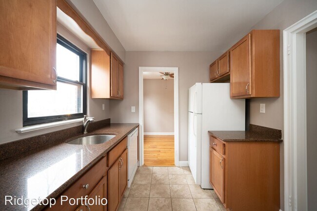 Building Photo - 307-425 Woodland Pl