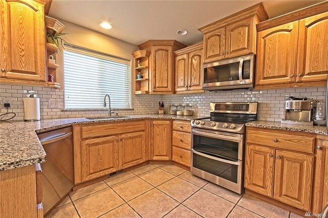 Building Photo - Beautiful 4 Bedroom Home