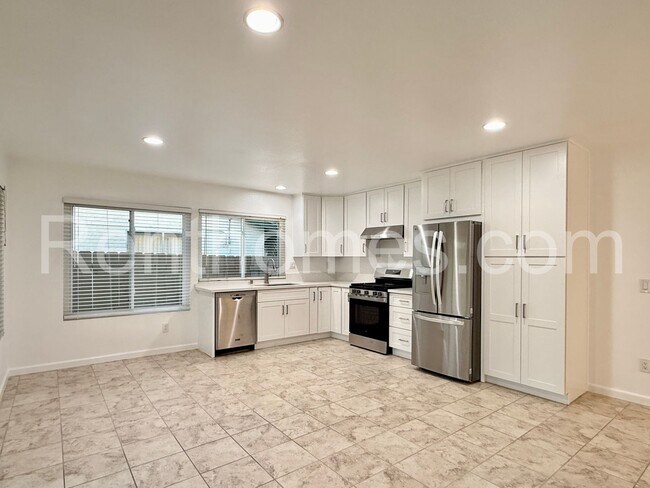 Foto del edificio - 8181 Elston Pl