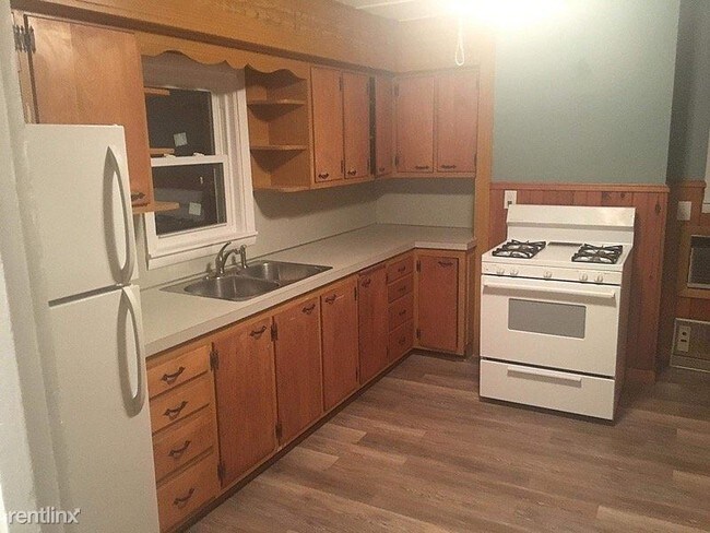 Building Photo - 4 br, 1 bath Apartment - 183 School Street 2