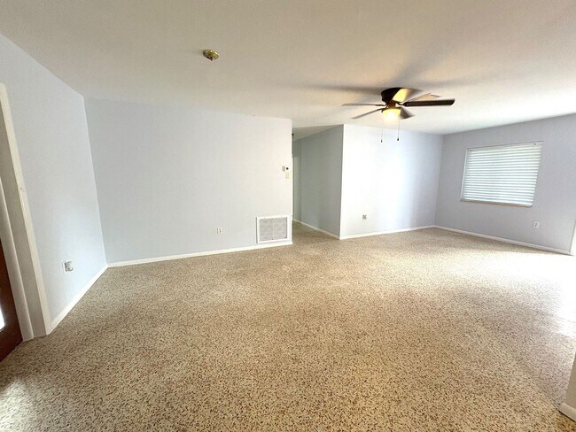 Building Photo - Charming 3-Bed/1.5- Bath Home for Rent in ...