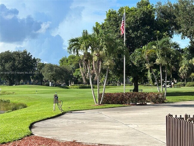 Foto del edificio - 9410 Live Oak Pl