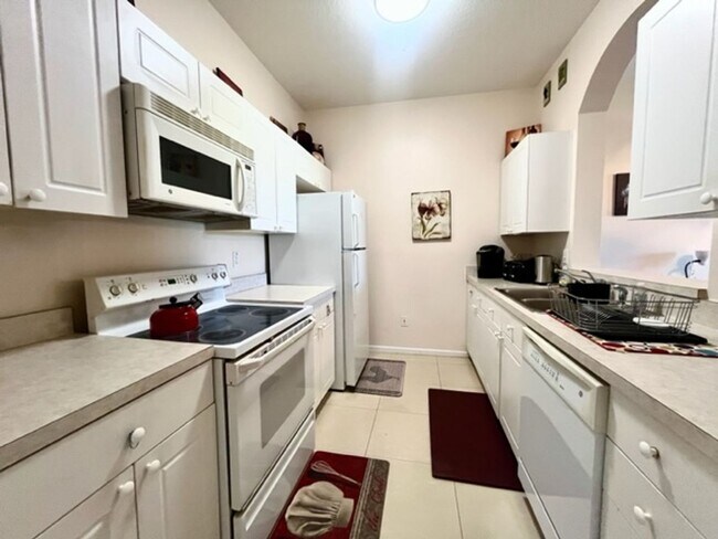 Foto del edificio - FURNISHED 3 Bedroom, 2 Bathrooms in the so...