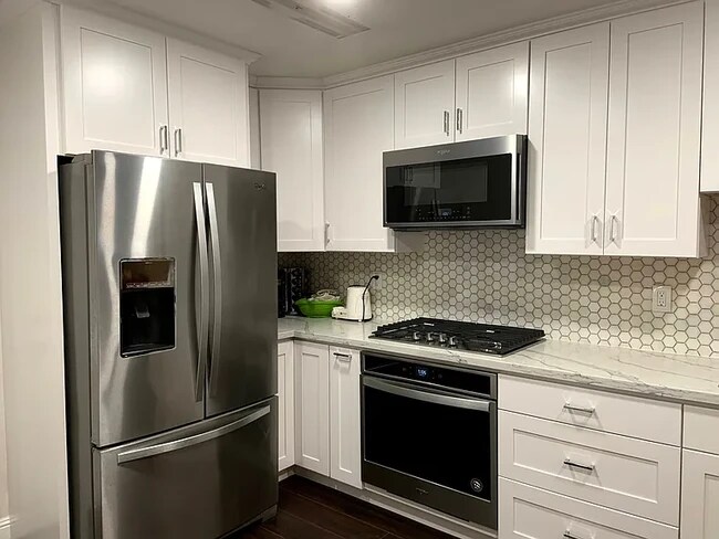 Foto del edificio - 8172 Locust Pl S