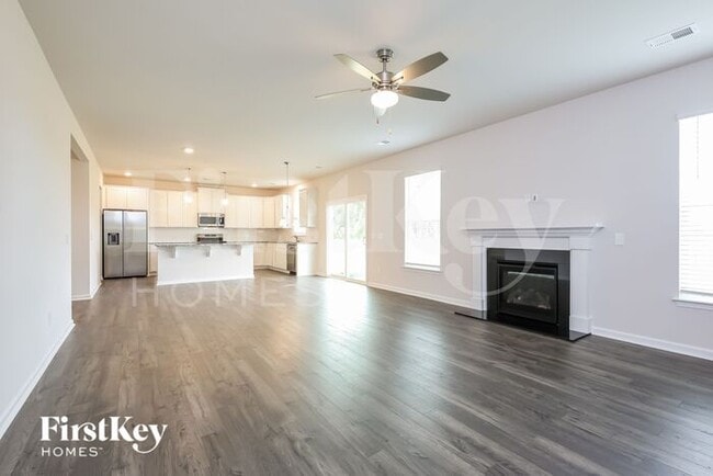 Building Photo - 501 Hillpark Ln