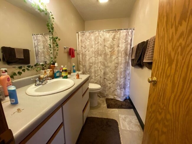 Building Photo - $995 | 2 Bedroom, 1 Bathroom Apartment | N...