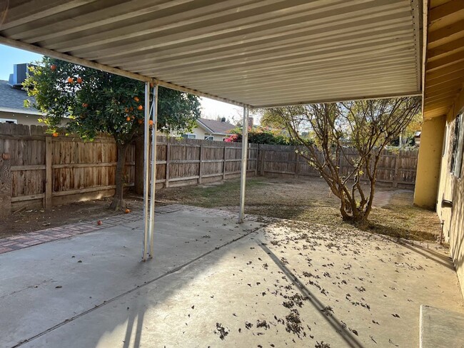 Building Photo - Visalia home for rent!