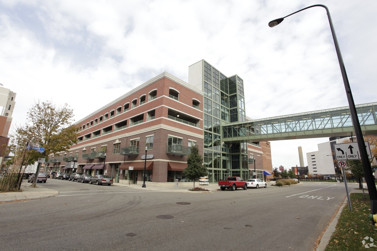 Building Photo - Kalamazoo Commons