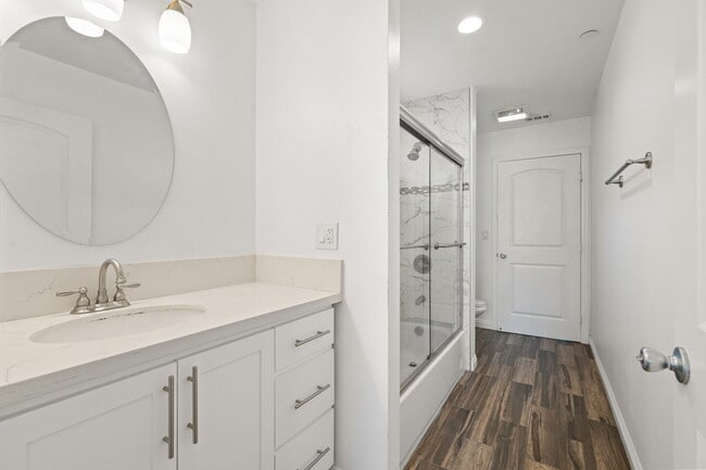 Building Photo - 1327 W 37th Pl