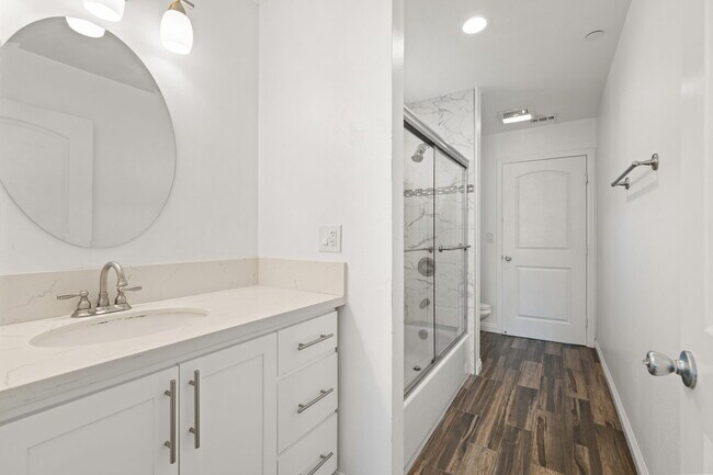 Foto del edificio - 1327 W 37th Pl