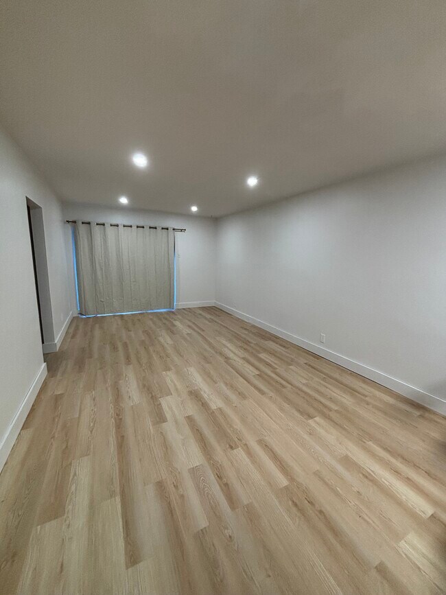 Sala de estar luminosa y abierta - 6580 Santona St