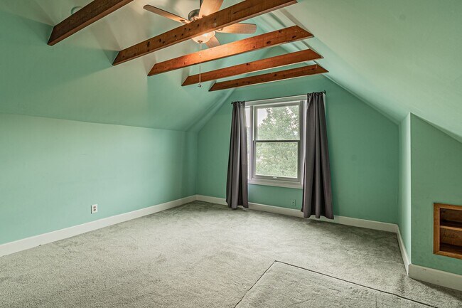 Building Photo - Exceptional 3 Bed 2 Bath Home Near Sloan's...
