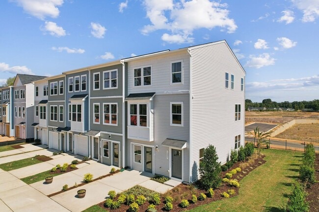 Foto del edificio - New Construction 4BD, 3.5BA End Unit Raleigh Townhome with Easy Access to Downtown Raleigh