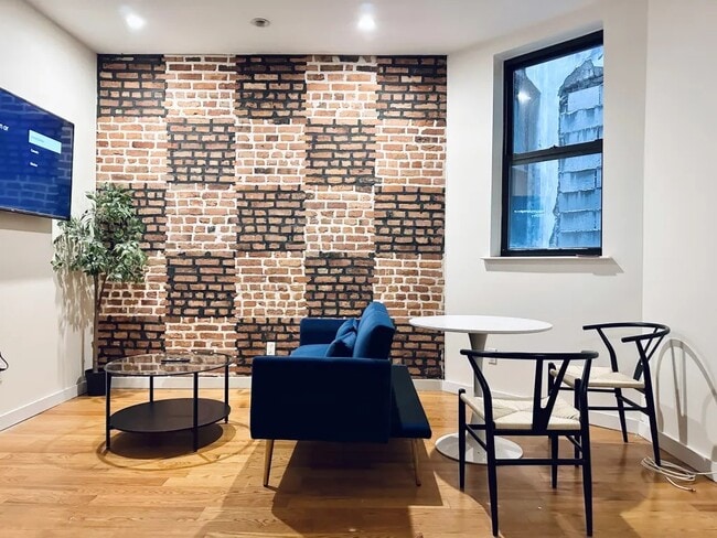 Building Photo - Furnished room/NOT APARTMENT