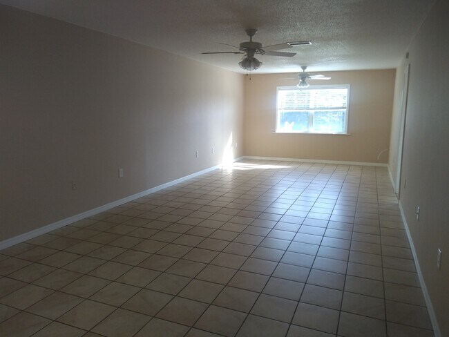 Foto del edificio - 4063 Lake Bayshore Dr