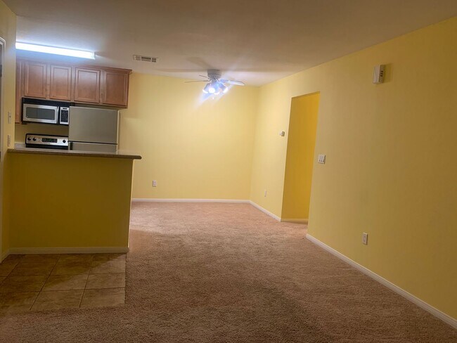 Foto del edificio - Beautiful upstairs condo with Washer and D...