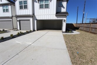 Building Photo - 27802 Western Crk Ct