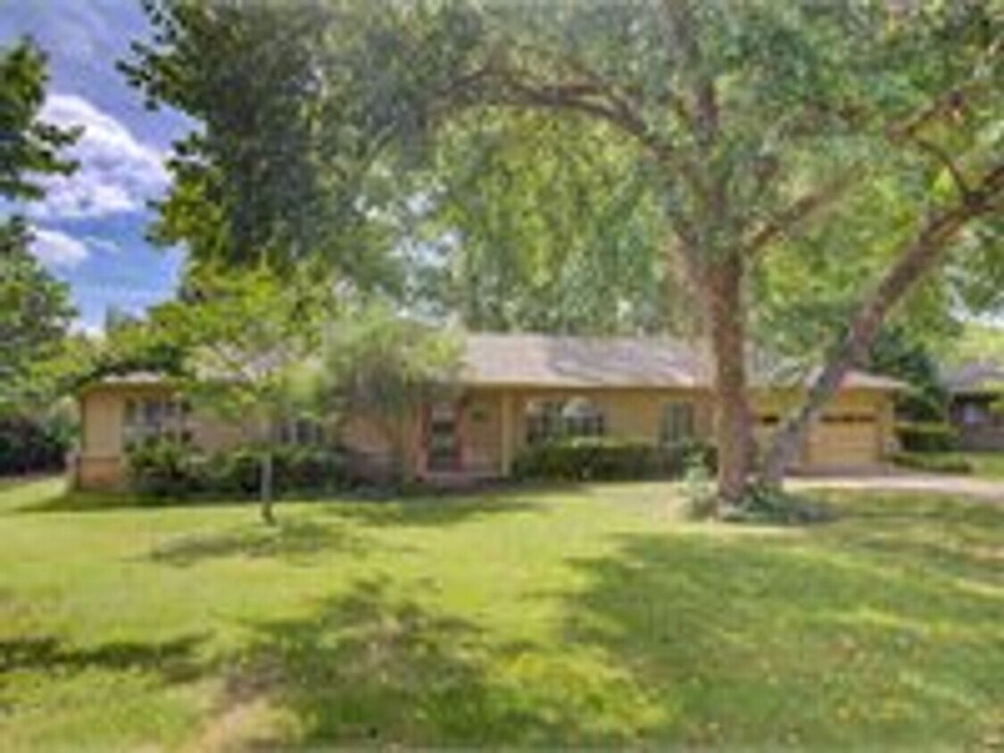 Primary Photo - Large Mid Town Home