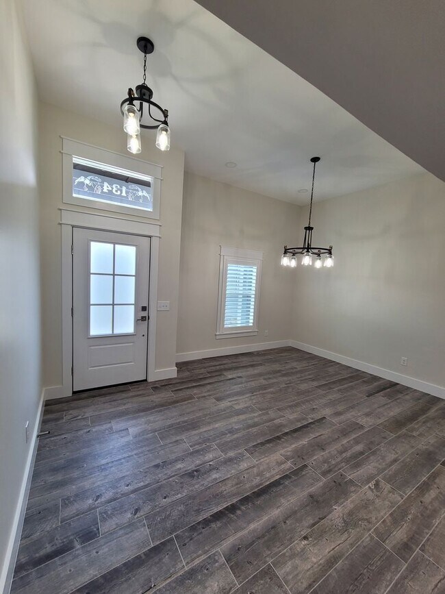 Foto del edificio - The Glades! Elegant 4 bedroom 2 bath