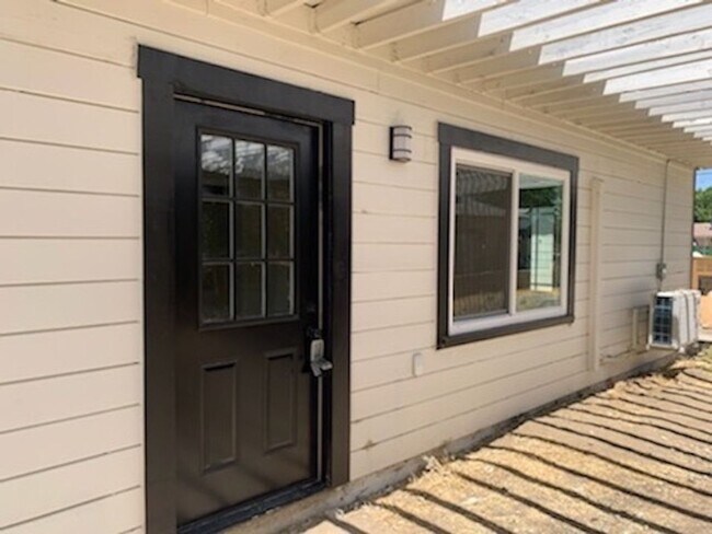 Building Photo - Buchanan Duplex