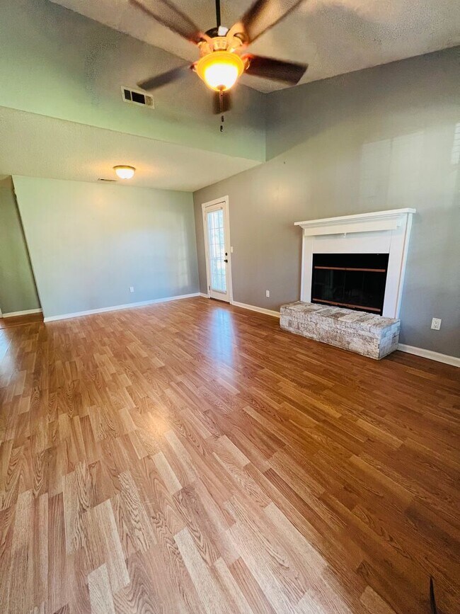 Building Photo - Convenient Comfort: 3-Bed, 2-Bath Home Nea...