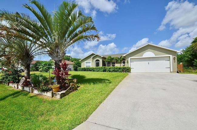 Building Photo - 405 SW Alcan Drive  Port Saint Lucie FL 34953